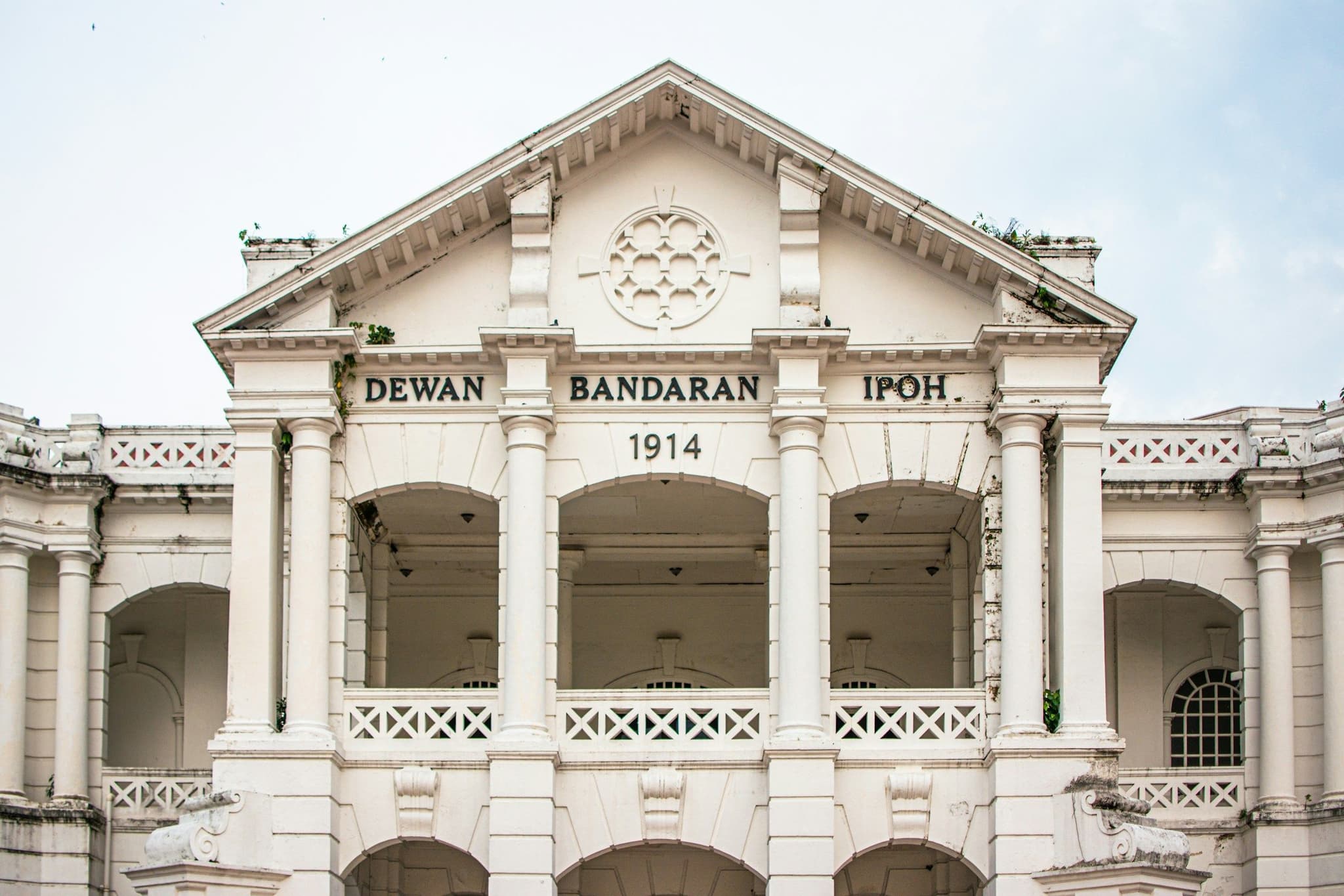 The white colonial Ipoh Town Hall, built in 1914