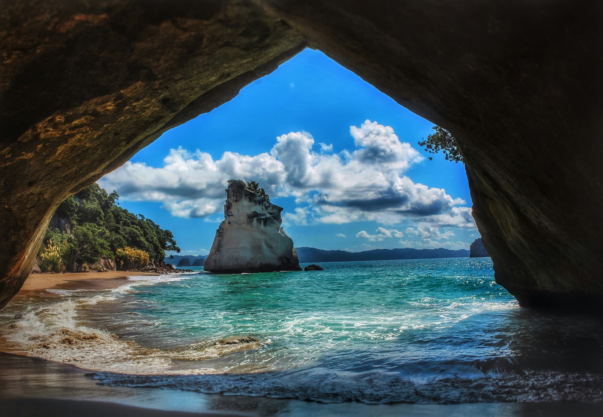 arch and turqoise sea water at cathedral cove