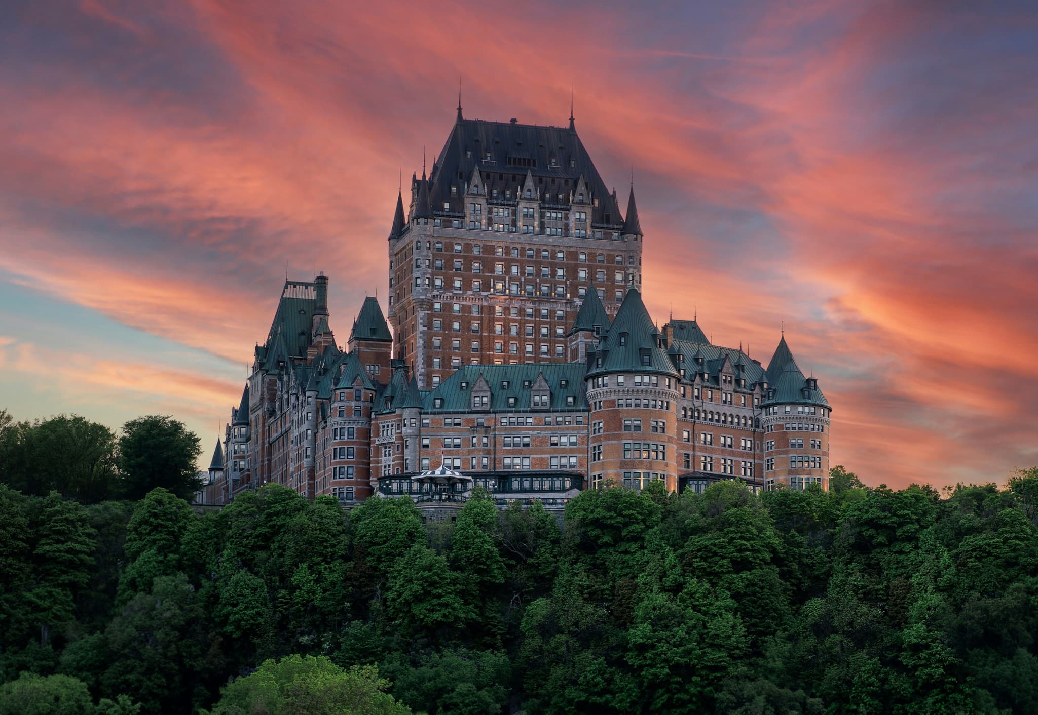 Castle in Québec during sunset surrounded by trees