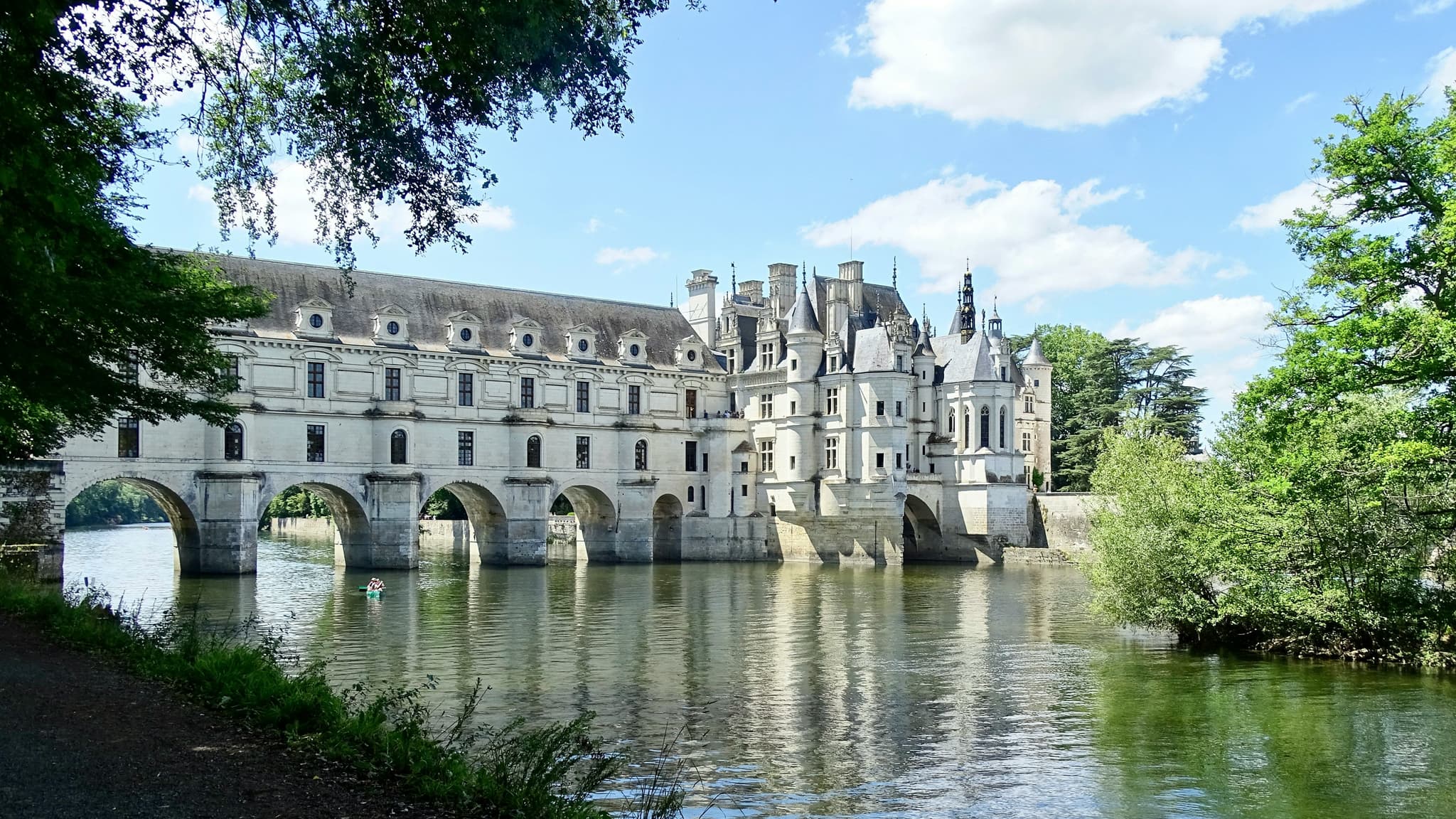 Château de Chenonceau reflected on the river, surrounded by trees