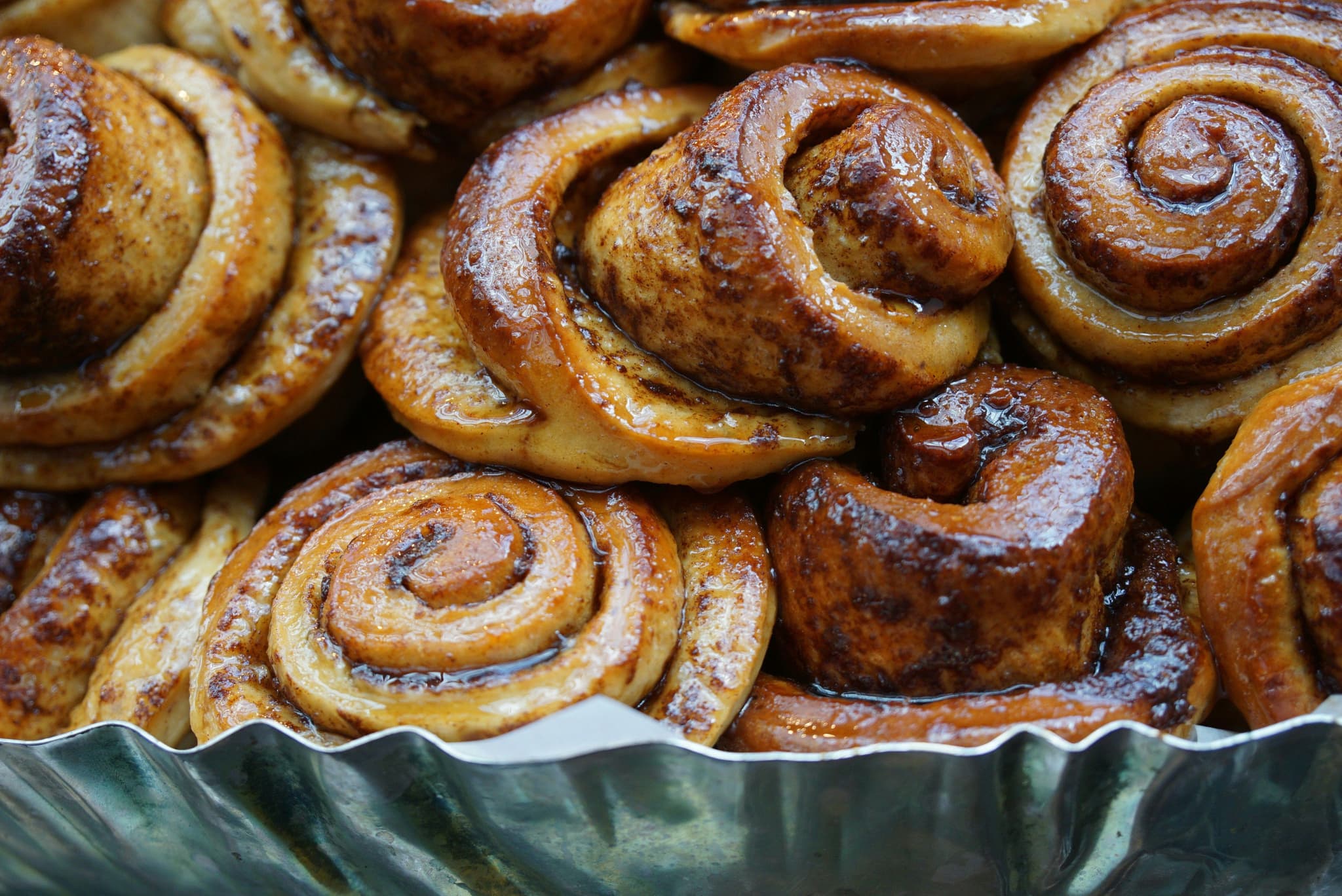 Closeup of a number of cinnamon buns