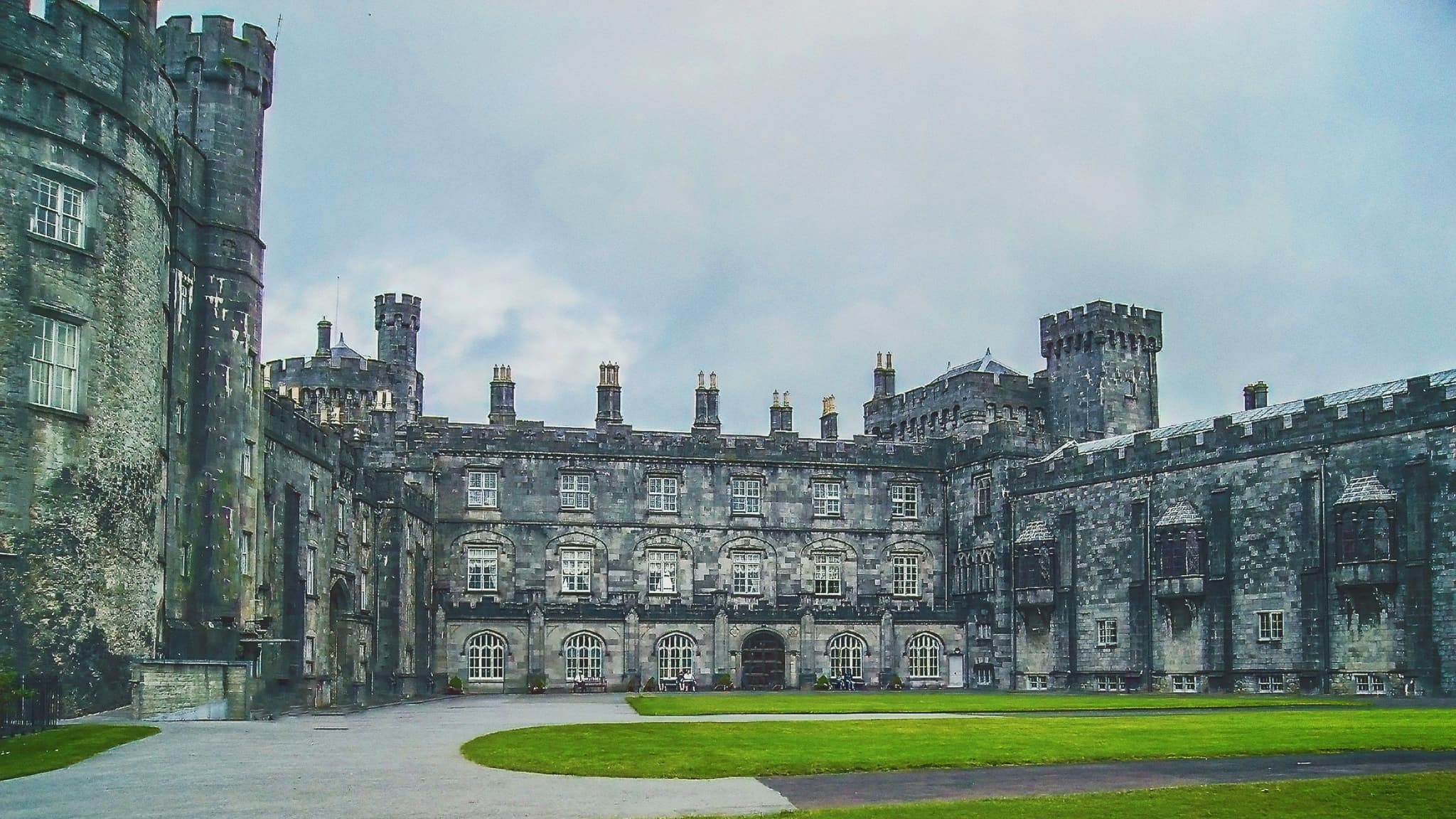 Kilkenny castle court with green grass