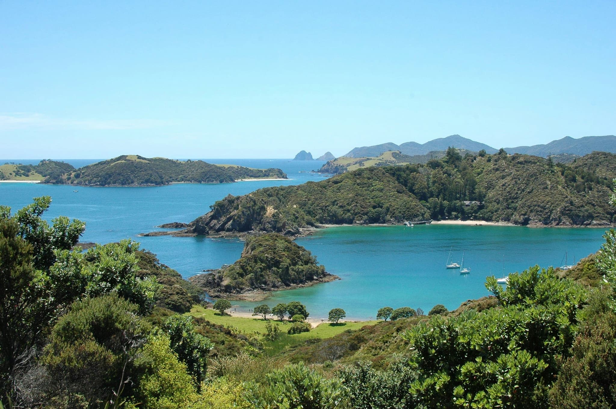 Green islands and turqoise water at Bay of Islands NZ