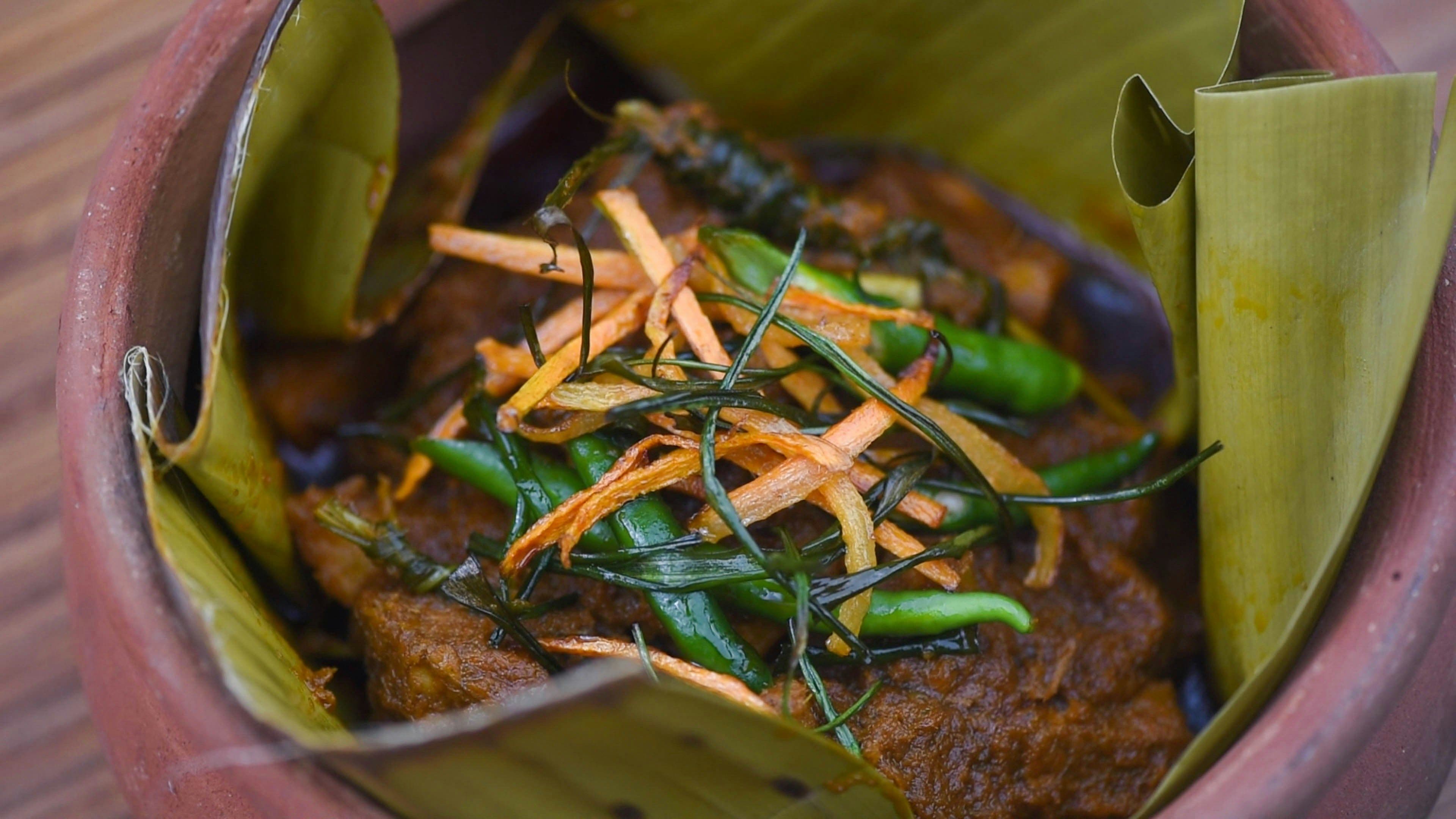A picture of Rendang in leaves
