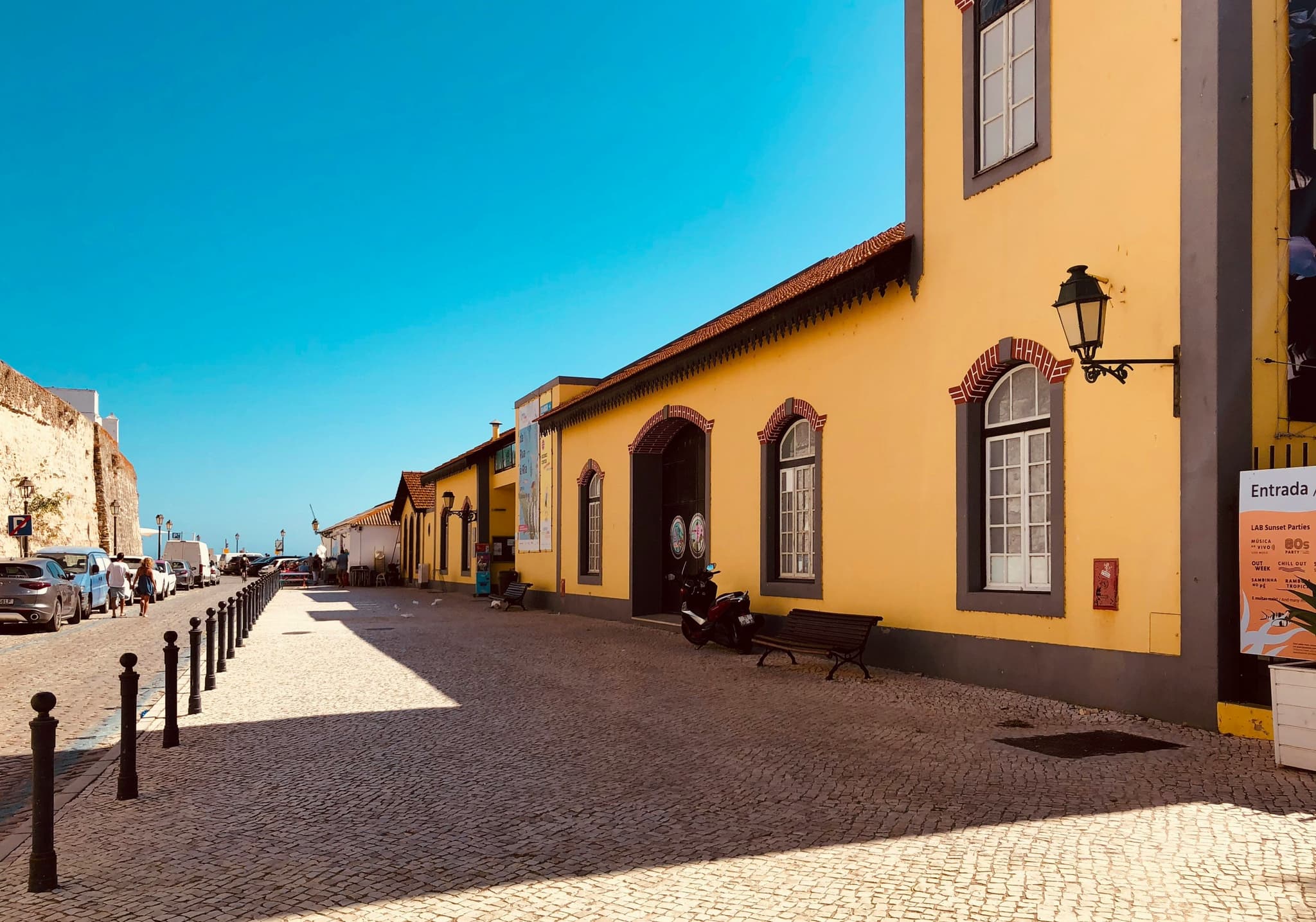 An orange building in Faro