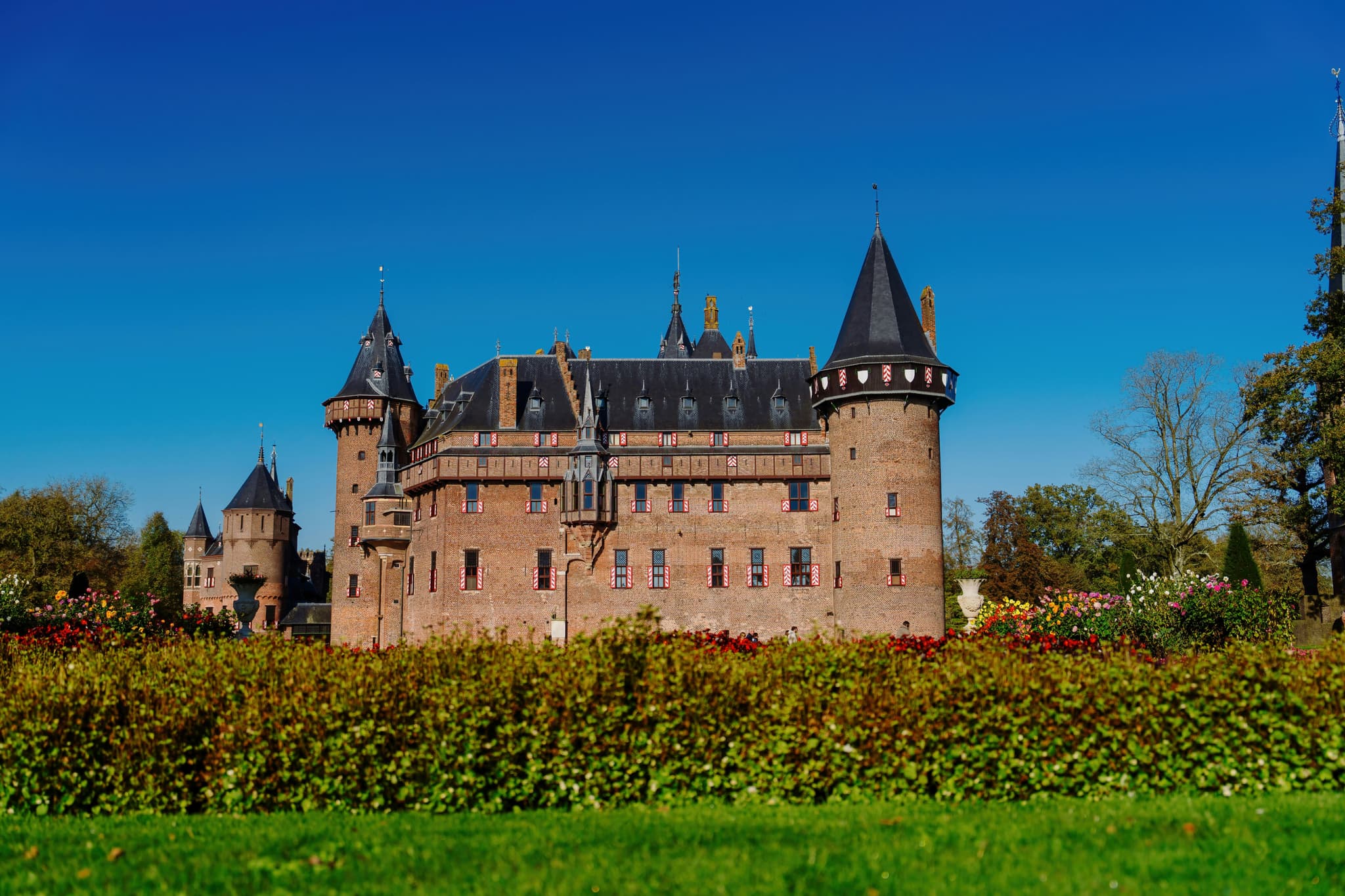Castle De Haar on a clear day in Utrecht