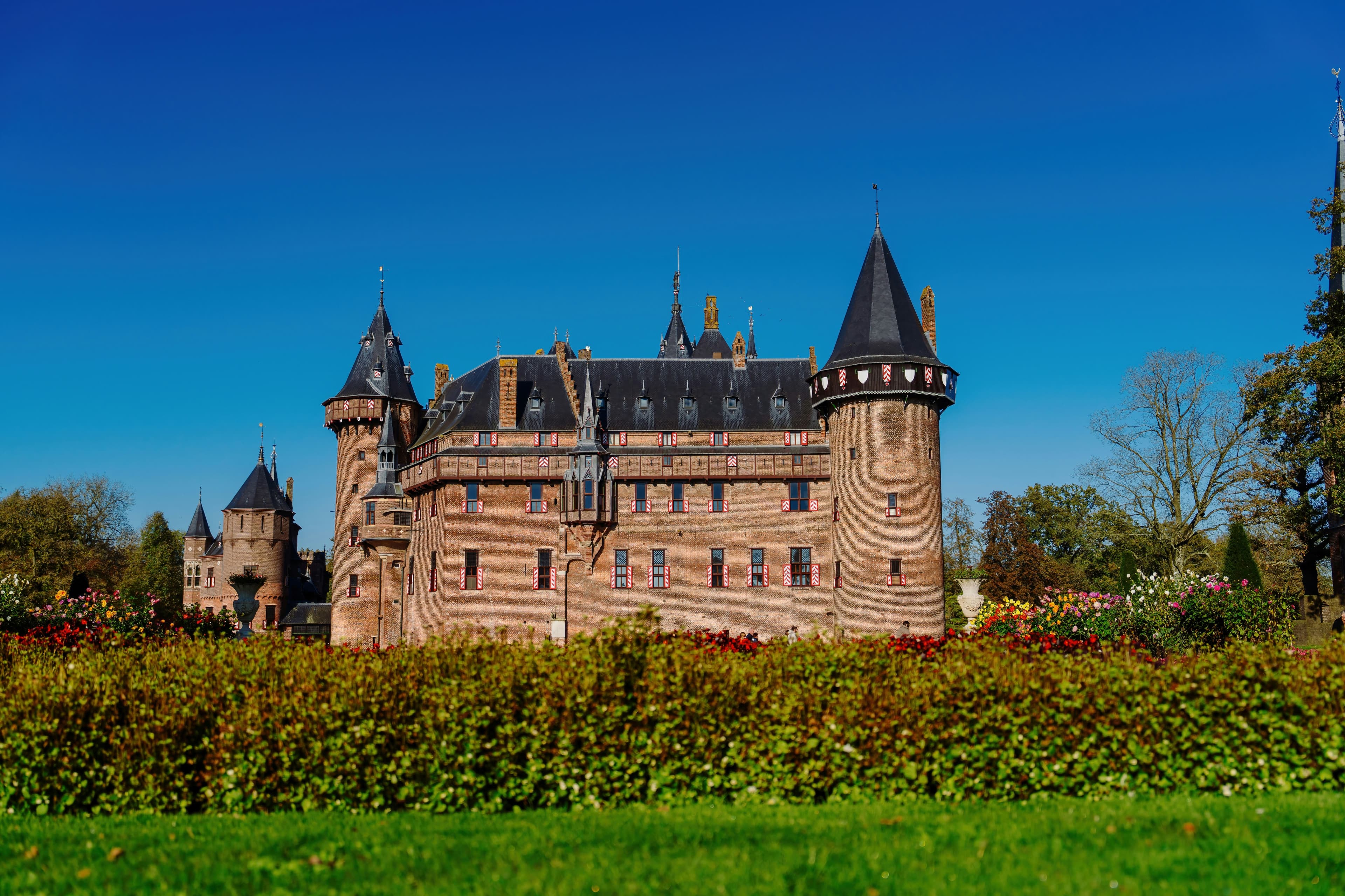 Castle De Haar on a clear day in Utrecht