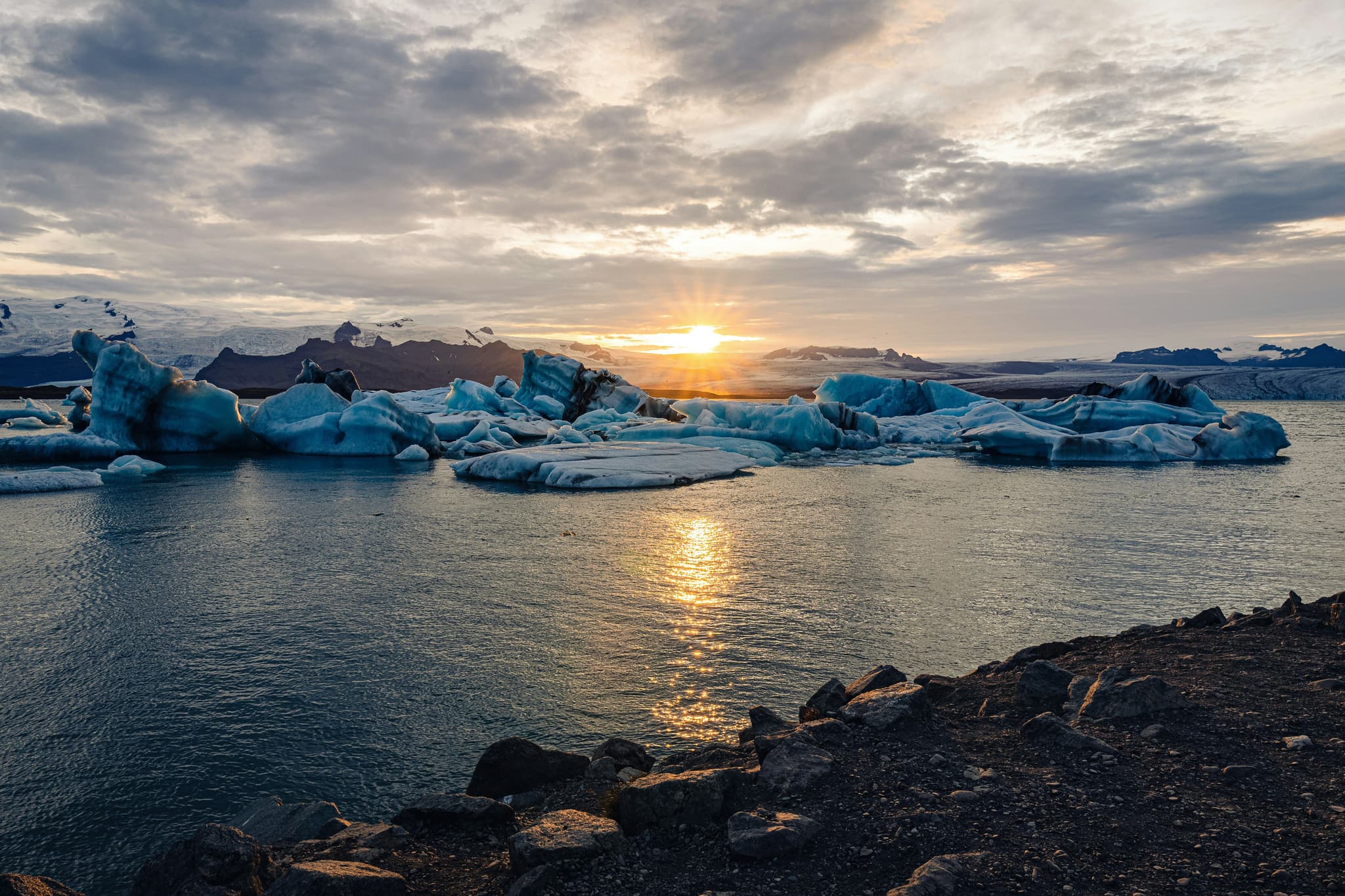 Sunset at Jökulsárlón ice and rocks on the water