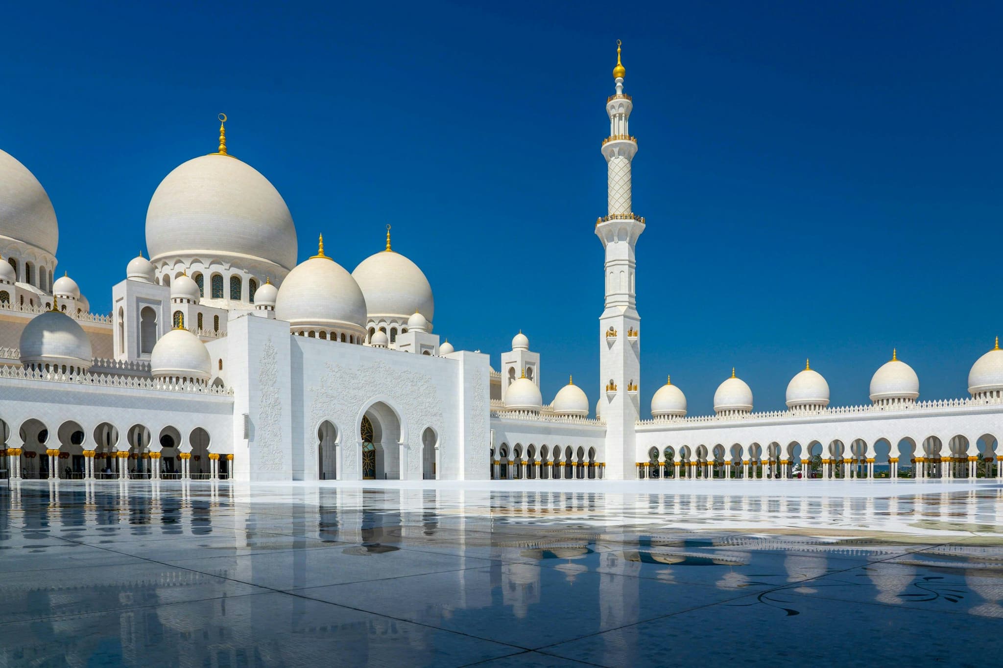 Picture of the Sheikh Zayed Grand Mosque with a clear blue sky